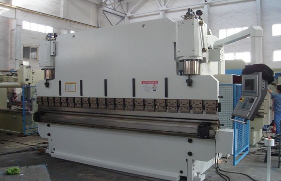 डेलेम सीएनसी हाइड्रोलिक प्रेस ब्रेक, 6 मिमी मोटाई 200 टी स्टील शीट शराबी